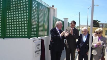 Bernardo Rabassa, a la izquierda, y a su lado, el alcalde de Palma, José Hila, en ese momento concejal de Función Pública aplaudiendo la inauguración de la calle de en 2009.