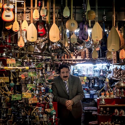 Ahmet Tan posa para la fotografía en su tienda de pipas e instrumentos musicales tradicionales turcos, en el Gran Bazar de Estambul (Turquía).
