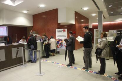 Contribuyentes en las oficinas en Bilbao de la Hacienda foral vizcaína,  durante la campaña de declaración del IRPF del pasado año.