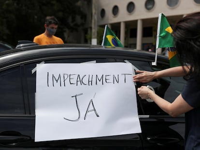 Carreata contra Bolsonaro promovida por grupos de direita neste domingo em São Paulo.