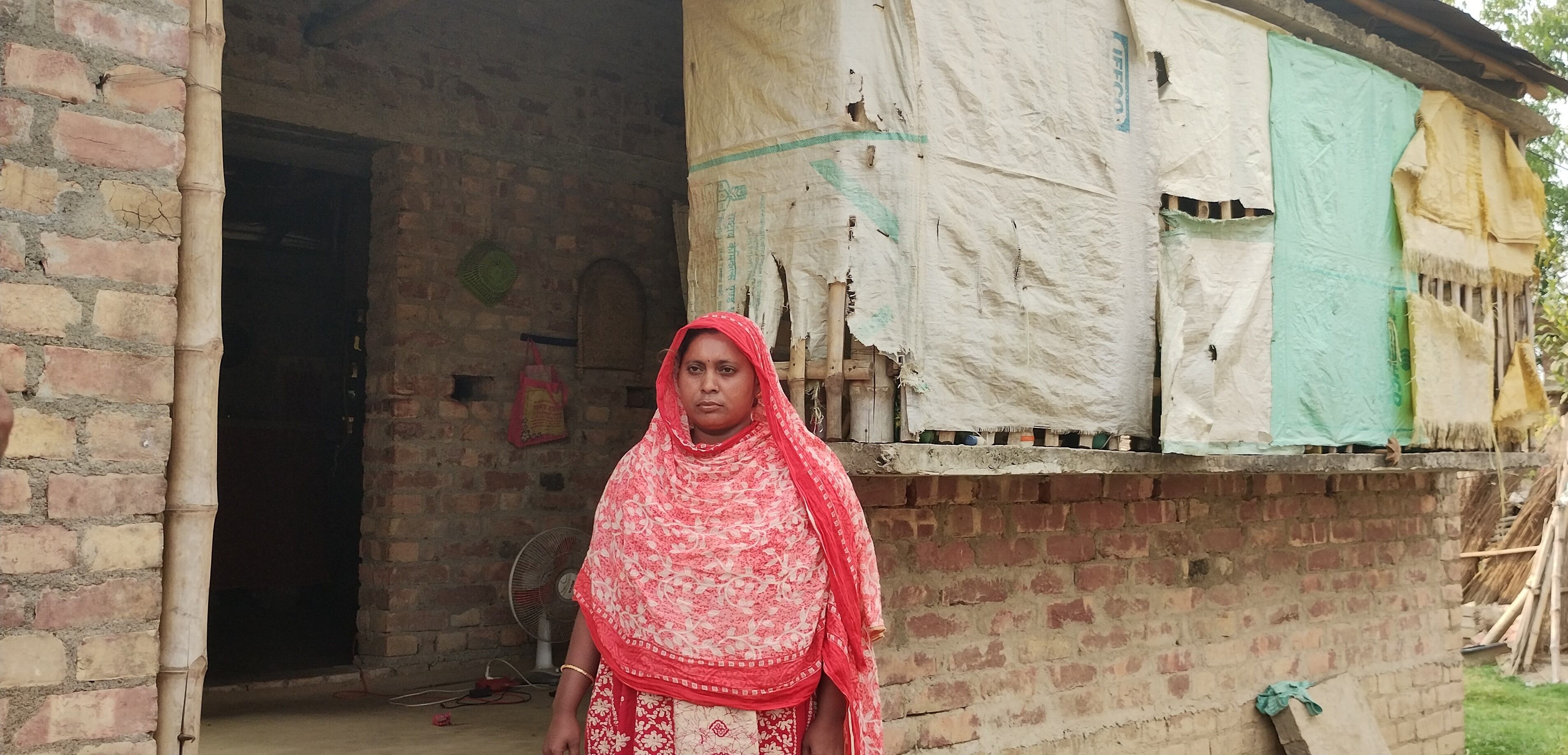 Sahita Khatoon, ante su casa en la localidad de Islampur (distrito de Murshidabad, India), el día 14.