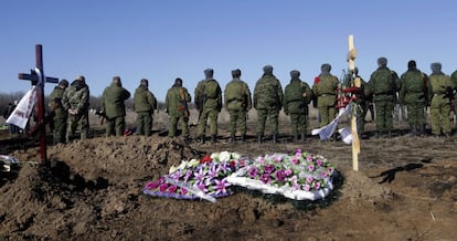 Separatistas pro rusos durante un funeral en el cementerio de Mospino, cerca de Donetsk, Ucrania.