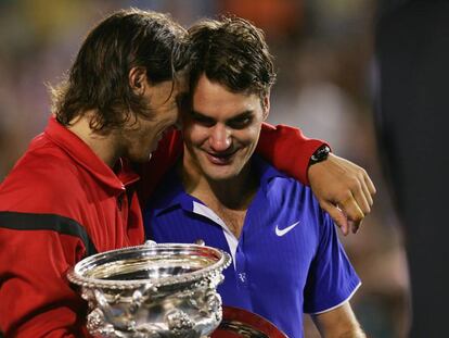 Rafa Nadal consuela a Roger Federer tras la final del Abierto de Australia en 2009