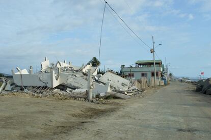 Zona costera de San Clemente, la bandera roja de mar inestable acompaña a una casa derrumbada por el terremoto.