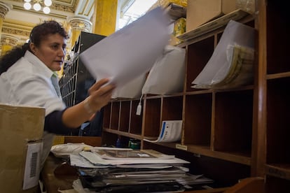Una trabajadora en la oficinas de Correos de México, en 2015.