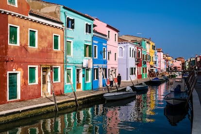 Un canal en la isla italiana de Burano, a 45 minutos de Venecia (Italia).