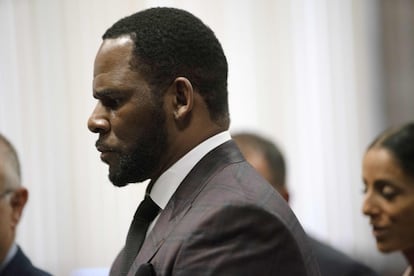 Foto de junio de 2019 de R. Kelly, tras comparecer en un tribunal de Chicago.