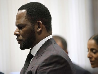 Foto de junio de 2019 de R. Kelly, tras comparecer en un tribunal de Chicago.