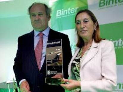 La ministra de Fomento, Ana Pastor, y el presidente de Binter Canarias, Pedro Agustín del Castillo, posan con el premio recibido recientemente a la mejor compañía aérea 2013/14 en Europa, tras inaugurar hoy las nuevas oficinas de la compañía en La Laguna (Tenerife).