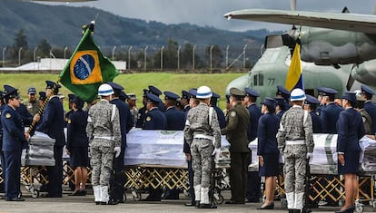 Militares colombianos preparam a partida de caix&otilde;es das v&iacute;timas ao Brasil.