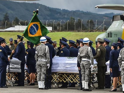 Militares colombianos preparam a partida de caix&otilde;es das v&iacute;timas ao Brasil.