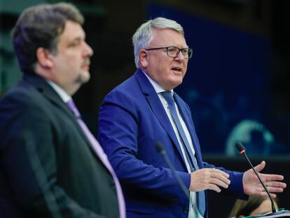 El comisario europeo de Empleo, Nicholas Schmidt, durante la rueda de prensa de presentación del acuerdo en la sede del parlamento europeo en Estrasburgo.
