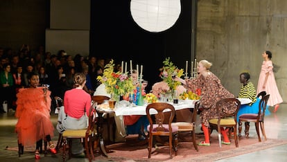 El tul de Molly Goddard se sienta a la mesa

La diseñadora que quiere que sepas que el tul no es para princesas ha presentado una colección llena de color con una puesta en escena aún más llamativa: las modelos se iban sentado a la mesa tras pasear su look. Rihanna o la modelo Agyness Deyn ya han lucido sus diseños. ¿Cuántas celebrities más se animarán con los de esta colección?