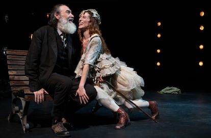 Ginés García Millán y Lara Grube, en el montaje de 'Luces de Bohemia', en una imagen del Teatro Español.