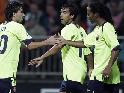 Ronaldinho, junto a Gio, felicita a Deco tras el gol de éste, el primero del Barça.