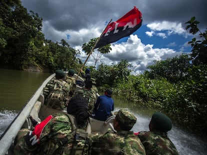 Integrantes del ELN navegan las aguas del río San Juan, en el departamento de Chocó (Colombia), en una imagen de archivo.