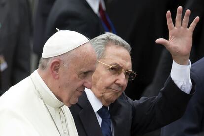 El Papa viajó a Cuba con el propósito de consolidar el acercamiento con Estados Unidos, una tarea en la que su mediación e impulso han sido decisivos. A su llegada, el 19 de septiembre, fue recibido por el presidente Raúl Castro. | <a href=http://internacional.elpais.com/internacional/2015/09/18/actualidad/1442604121_130028.html target=”blank”>IR A LA NOTICIA</a>