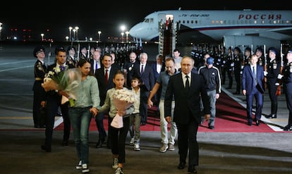 Vladímir Putin, presidente ruso, junto a varios presos liberados en el aeropuerto moscovita de Vnukovo. Al fondo, el periodista  Pablo González.