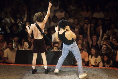 Angus Young y Brian Johnson en un concierto del grupo en Nueva York en 1986.