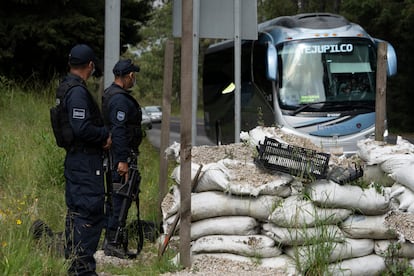 Policía Estatal en la carretera camino a Texcaltitlán, Estado de México.