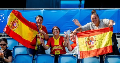 Seguidores ondean banderas españolas antes del encuentro del grupo B del Mundial Femenino de Fútbol entre China y España.