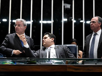 O presidente do Senado, Davi Alcolumbre (c).