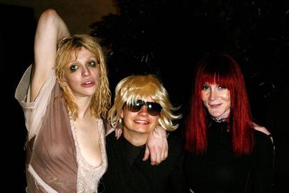 La foto que certifica el calado del engaño: una famosa (Courtney Love, viuda de Kurt Cobain), fotografiada junto a JT LeRoy (un escritor falso bajo cuya peluca se esconde Savannah Knoop, la cuñada de la verdadera escritora) y Laura Albert (la verdadera escritiora). Un lío ¿no? Pues eso pasó en una fiesta muy loca en 2003.