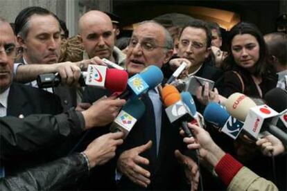 El presidente del Tribunal Supremo, Francisco Hernando, responde a los medios tras el suceso.