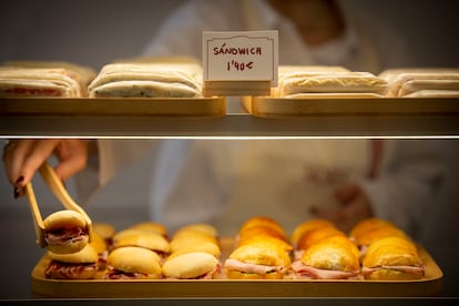 Tampoco faltan los bocados salados en sus vitrinas, salidos del mismo obrador artesanal.