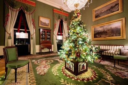 "Esta temporada de Navidad quiero honrar a quienes han dado forma a nuestro país y lo han convertido en el lugar al que nos enorgullece llamar hogar", ha dicho Melania Trump en un comunicado.