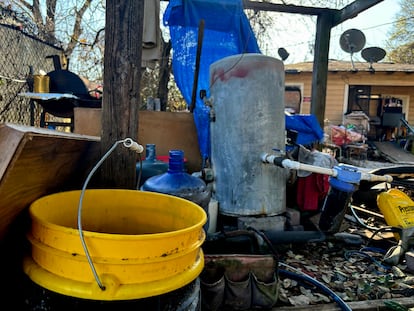 Bomba de agua provisional instalada por un vecino.