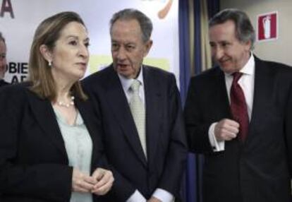 Ana Pastor (i), ministra de Fomento, Juan Miguel Villar Mir (c), presidente de OHL, y Antonio Morales (d), presidente de la Asociación de Empresarios Aragoneses en el Exterior (Aragonex), durante el desayuno informativo organizado por la corporación esta mañana en Madrid.