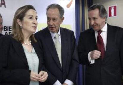 Ana Pastor (i), ministra de Fomento, Juan Miguel Villar Mir (c), presidente de OHL, y Antonio Morales (d), presidente de la Asociacin de Empresarios Aragoneses en el Exterior (Aragonex), durante  el desayuno informativo organizado por la corporacin esta ma?ana en Madrid.