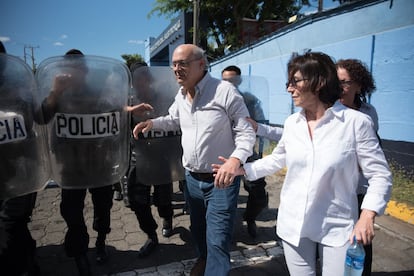 El periodista Carlos Fernando Chamorro, director del grupo de medios independiente 'Confidencial', junto con otros periodistas, es rodeado por agentes de policía frente a la Dirección de Relaciones Públicas de la Policía Nacional. La imagen es del 15 de diciembre de 2018.