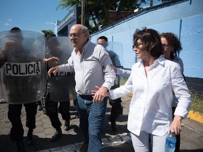 El periodista Carlos Fernando Chamorro, director del grupo de medios independiente 'Confidencial', es rodeado por agentes de policía frente a la Dirección de Relaciones Públicas de la Policía Nacional. En diciembre de 2018.