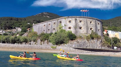 Kayakistas bajo el fuerte de San Martín, regresando a Santoña por mar desde el faro del Caballo.