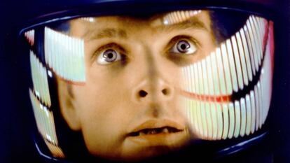 Dave Bowman (interpretado por Keir Dullea) entrando en el monolito.