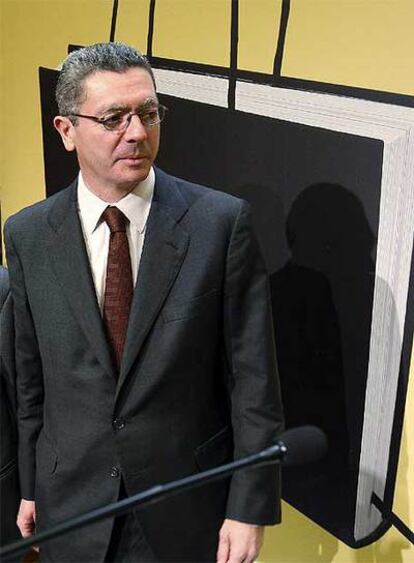 El alcalde de Madrid, Alberto Ruiz-Gallardón, durante la presentación de la Feria del Libro de Madrid.