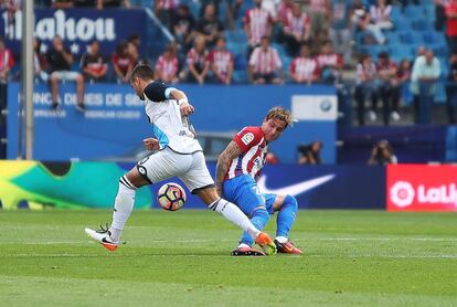 El defensa uruguayo del Atlético de Madrid José María Giménez (d) no consigue hacerse con el balón.