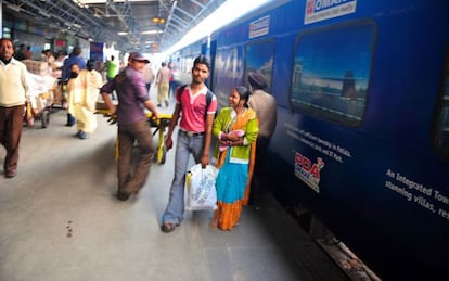 Un and&eacute;n de la estaci&oacute;n de tren de Nueva Delhi. 