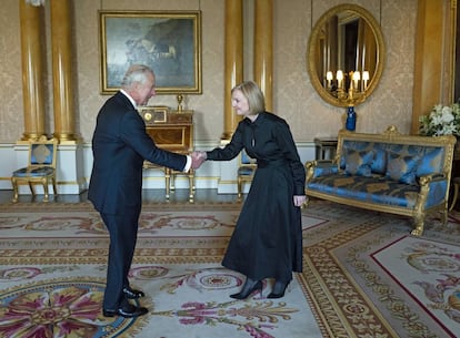 El rey Carlos III recibe a la primera ministra, Liz Truss, en el Palacio de Buckingham, en Londres, el 18 de septiembre pasado.