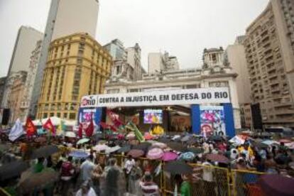 Manifestantes se reúnen frente a la Cámara Municipal de Río de Janeiro durante una manifestación para pedir a la presidenta de Brasil, Dilma Rousseff, que vete la nueva ley de reparto de regalías del petróleo, realizada en el centro de la ciudad.