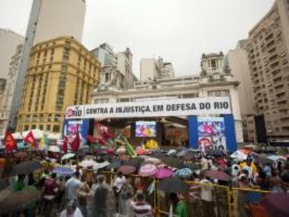 Manifestantes se reúnen frente a la Cámara Municipal de Río de Janeiro durante una manifestación para pedir a la presidenta de Brasil, Dilma Rousseff, que vete la nueva ley de reparto de regalías del petróleo, realizada en el centro de la ciudad.