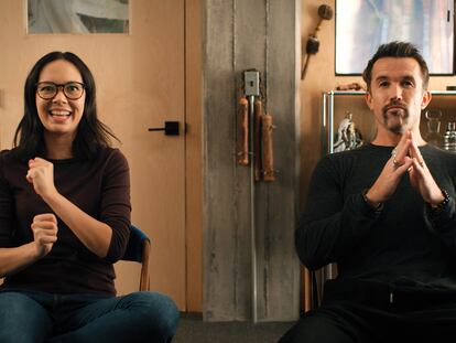 Charlotte Nicdao y Rob McElhenney, en el primer capítulo de la segunda temporada de 'Mythic Quest'.