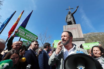 El presidente de Vox, Santiago Abascal, inició el 12 de abril de 2019 la campaña electoral en Covadonga (en la imagen junto a una estatua de don Pelayo), lugar considerado por el nacionalismo español como el origen de la Reconquista con la victoria sobre las tropas musulmanas.