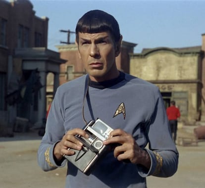 <p>La saga Star Trek es tan importante para la ciencia que la NASA <a href="https://www.nasa.gov/topics/technology/features/star_trek.html">le dedica un apartado</a> en su página web. En ella hablan de la relación de la <em>Enterprise </em>con la tecnología, sus aciertos y errores. Sus herramientas eran <em>wearables </em>antes de que se usase el término. Los comunicadores de la tripulación anticiparon la telefonía móvil. Los <em>tricorders </em>(lo que lleva Spock, Leonard Nimoy, en la imagen), permitían monitorizar la salud de personas, obtener datos y comunicarse (algo similar a un <em>smartphone </em>de los de ahora). De hecho Verily, una filial de Google, tiene un proyecto con ese nombre para registrar las constantes vitales gracias a nanotecnología y enviarlas a una pulsera inteligente. En Star Trek también tienen un traductor automático de idiomas, como el que ahora podemos usar en nuestro teléfono. El de Google no traduce klingon, pero <a href="http://tradukka.com/translate/es/tlh?hl=en">este</a> sí.</p>