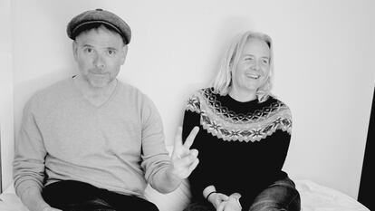 Stuart Murdoch y Sarah Martin, de Belle and Sebastian. Seguramente sus madres les reprocharán que hayan pisado las sábanas para esta foto.