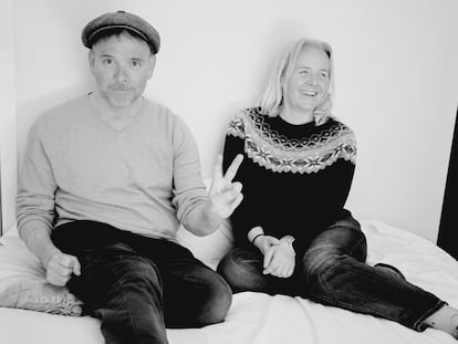 Stuart Murdoch y Sarah Martin, de Belle and Sebastian. Seguramente sus madres les reprocharán que hayan pisado las sábanas para esta foto.