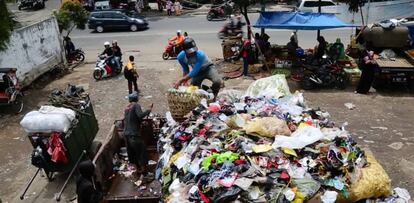 Miembros de una iniciativa ciudadana de recogida de residuos sólidos urbanos en las calles de Bandung, Indonesia
