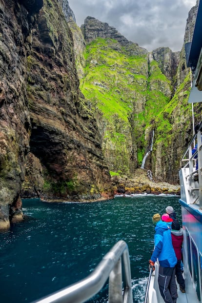 Un grupo de turistas en Vestmanna Cliffs.